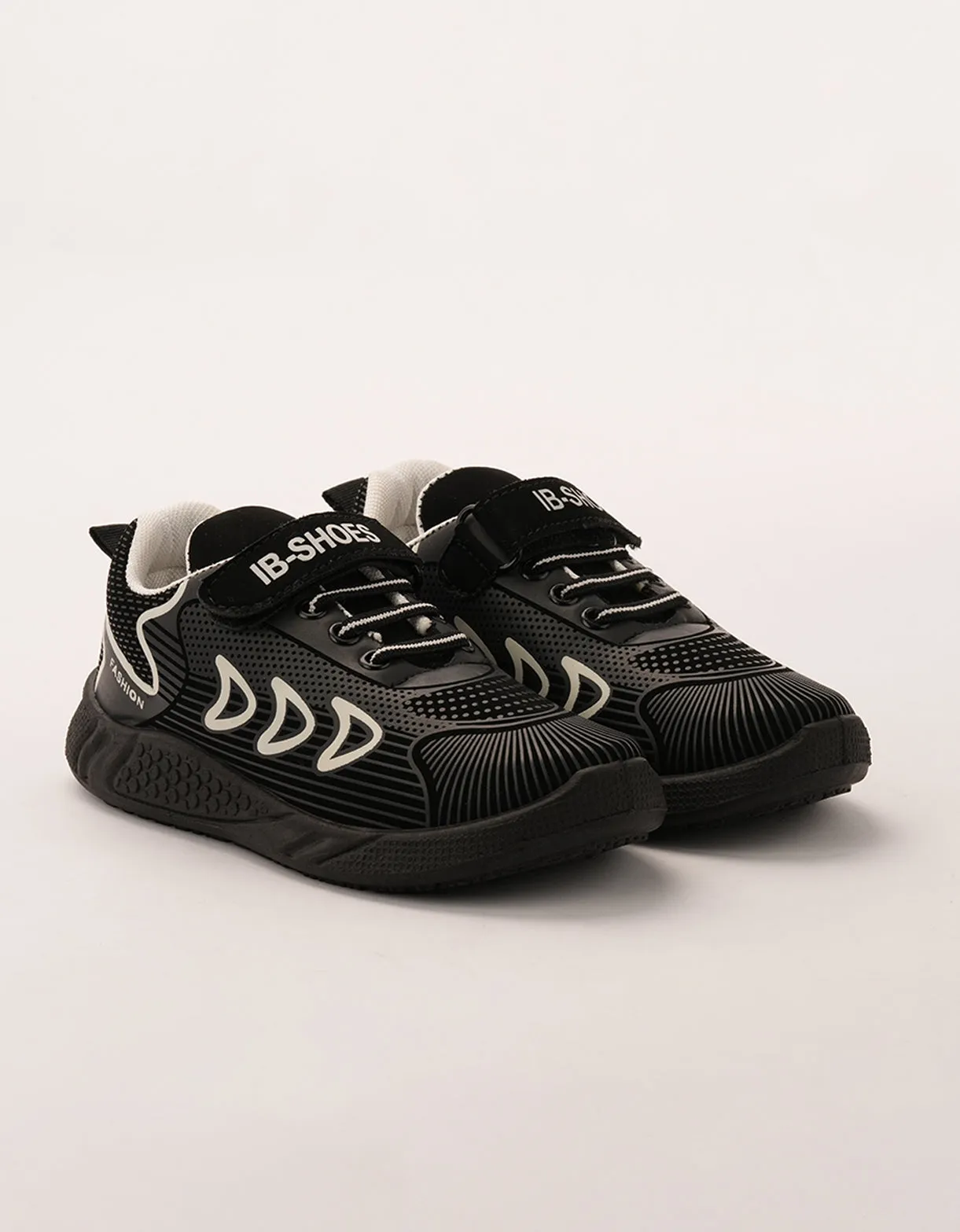 Polar Dash - Kids' Sporty Sneakers in Black and White